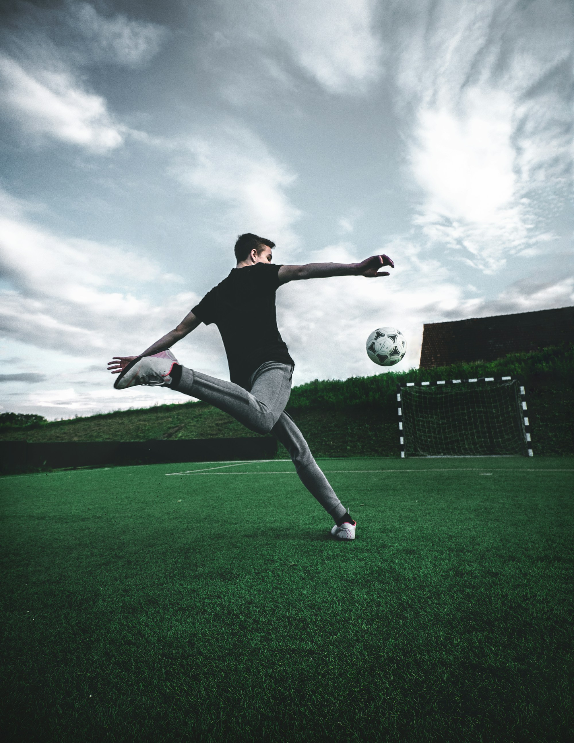 足球场看台氛围配图 · 赛事资讯与多端阅读